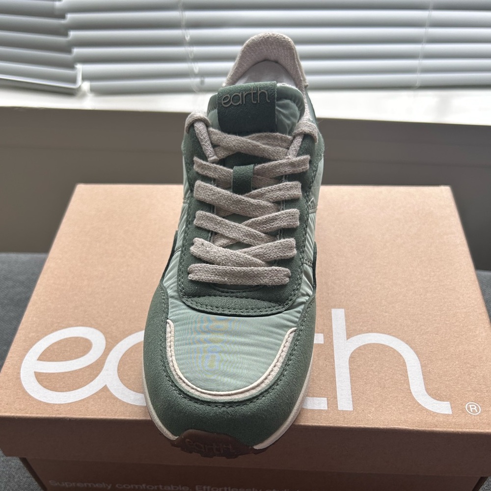 Earth 

Maren Casual Lace-Up Sneakers - Picture 2 of 4